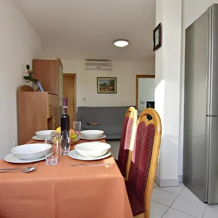 In Mit Gemeinsamem Grill By Interhome ザンブラティヤ